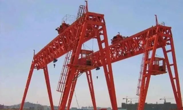 為了面子拒絕中國造，結果龍門吊被大風吹倒，7億美元戰艦被砸